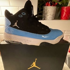 Lightly worn Jordan Max Aura 2 black/university blue youth size 5 sneakers